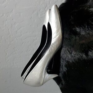 VINTAGE LEATHER MADRID SILVER PUMP HEELS SIZE 7 1/2M SHOES OF SPAIN POINTED TOE